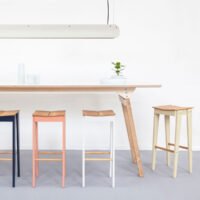 Vij5 Tilt Bar Stool by Floris Hovers 2019 (image by Vij5) setting met Long Shade vierkant