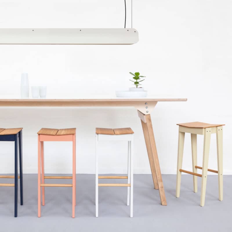 Vij5 Tilt Bar Stool by Floris Hovers 2019 (image by Vij5) setting met Long Shade vierkant Vij5 Tilt Bar Stool by Floris Hovers 2019 (image by Vij5) setting met Long Shade vierkant