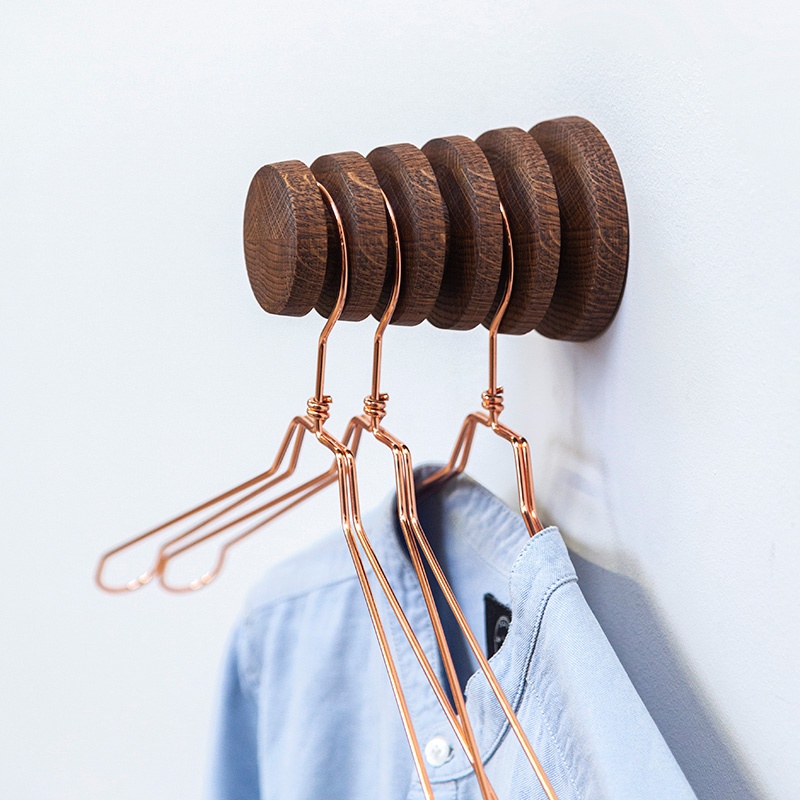 Boost Vrijgevigheid Verstrikking Design wandhaak voor kledinghangers - Vij5 - door Gustav Rosén