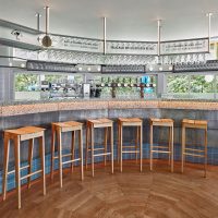tilt bar stool in het blauwe theehuis amsterdam project door studio modijefsky foto door maarten willemstein 02