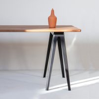 Vij5 Trestle Table in massief noten door David Derksen 2021 image by Vij5 IMG 1470 vierkant