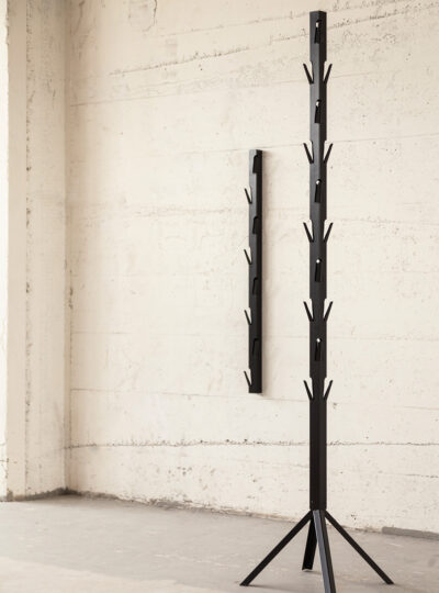 Coatrack by the Meter (verticaal) door Maarten Baptist